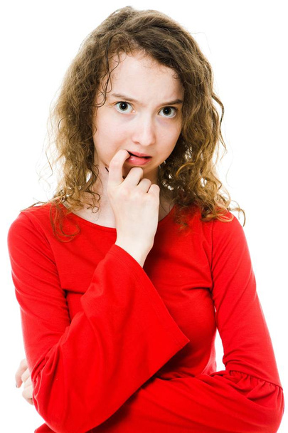 Teenaged dziewczyna w czerwonej sukni o wątpliwościach i stresu. - Zdjęcie, obraz