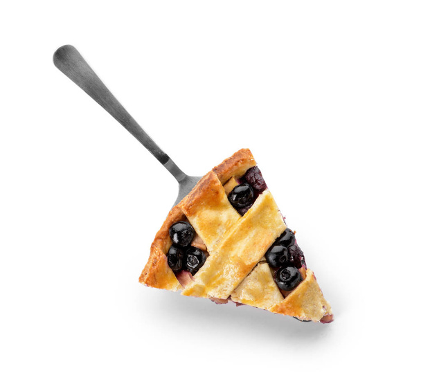 Шматочок смачного чорничного пирога на білому тлі
 - Фото, зображення