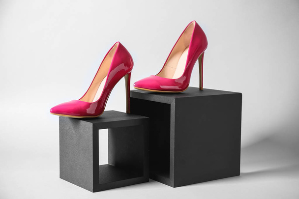 Стильные туфли на высоком каблуке на светлом фоне
 - Фото, изображение