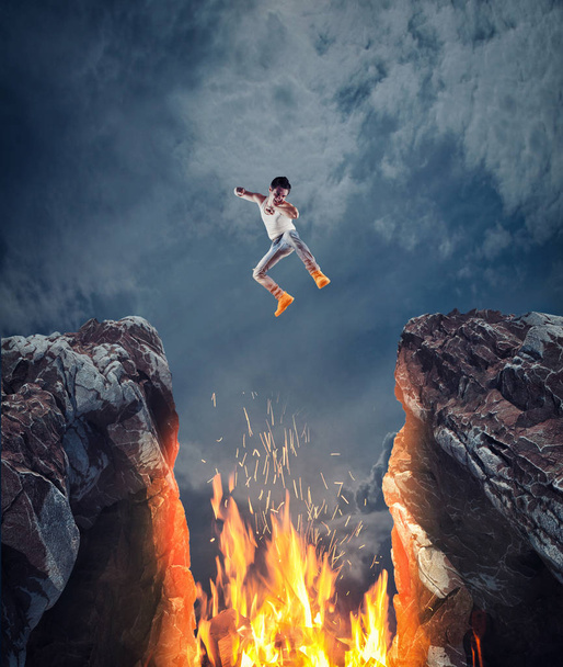 Saltando sobre la llama de la brecha
 - Foto, imagen