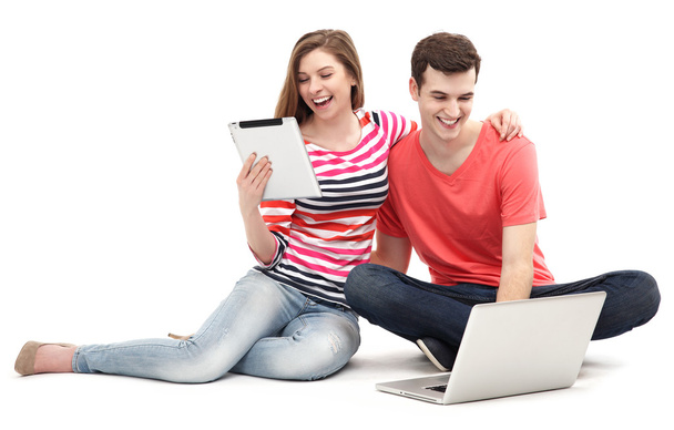 Couple avec ordinateur portable et tablette numérique
 - Photo, image