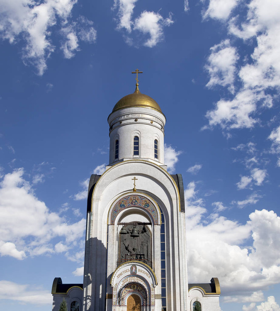 Church of St. George on Poklonnaya hill, Moscow, Russia. The church was built in 1995. Christ is Risen, Eternal memory of those who died in the great Patriotic warinscription in Russian     - Fotoğraf, Görsel