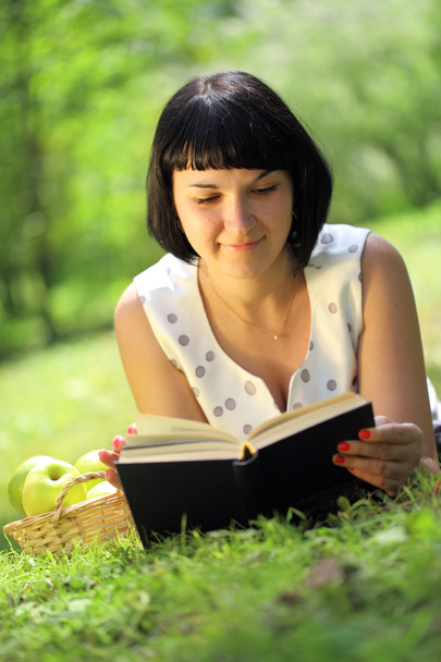 młoda kobieta, czytanie książki na trawie - Zdjęcie, obraz