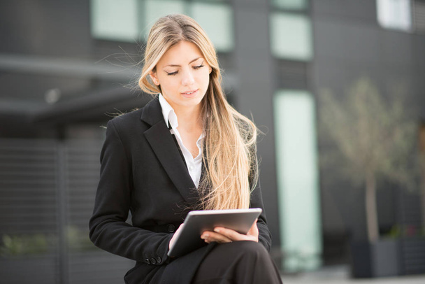 Business woman using her tablet - Фото, зображення