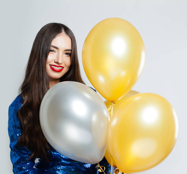 Usměvavá žena v sekinkách drží balónky na portrétu - Fotografie, Obrázek