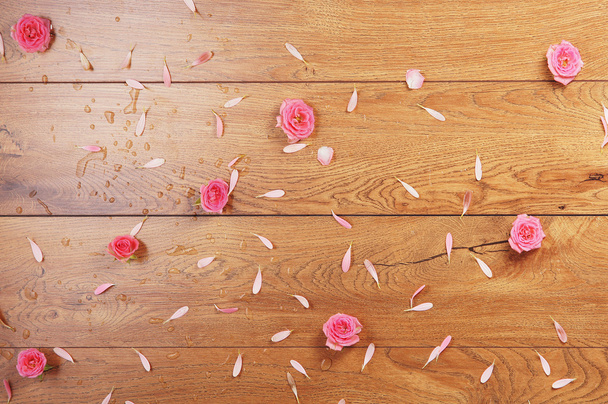 Spa background of the wooden floor and some flowers and petals - Foto, afbeelding