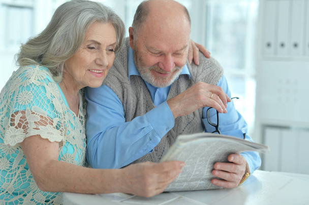 pareja mayor leyendo periódico - Foto, imagen