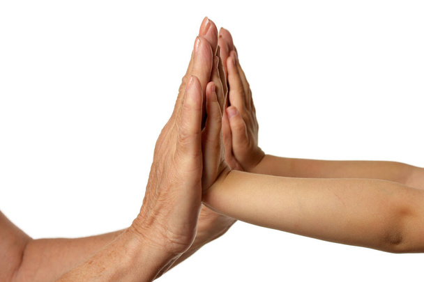 abuelitas manos con niña manos sobre fondo blanco
 - Foto, imagen