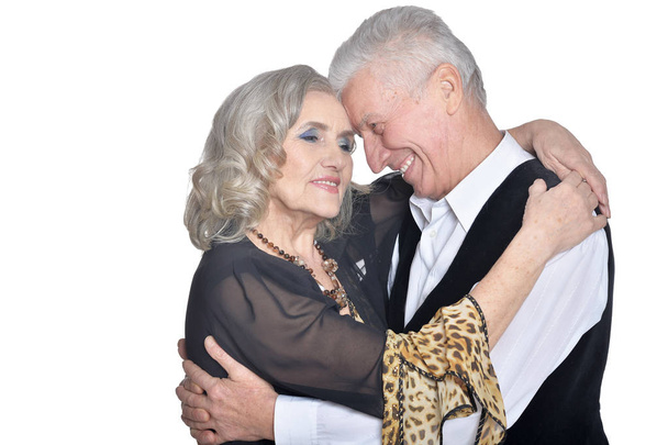 Retrato de feliz pareja mayor abrazándose aislado sobre fondo blanco
 - Foto, imagen