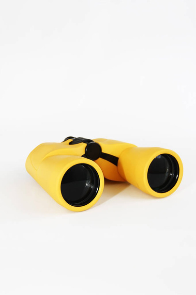 жовті морські оптичні пластикові біноклі на білому фоні
 - Фото, зображення