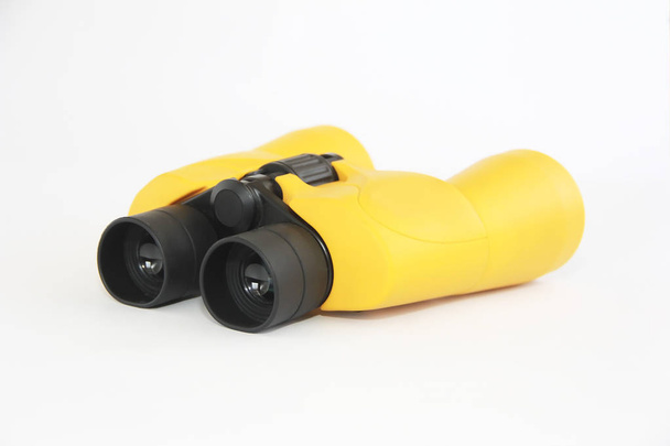 binoculares de plástico óptico marino amarillo sobre fondo blanco
 - Foto, imagen