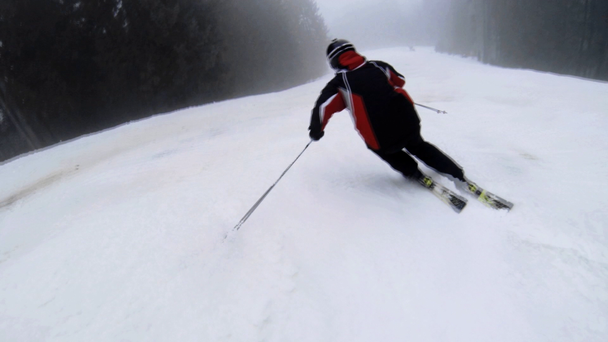 Cámara de movimiento vista del esquiador está montando en las montañas
 - Imágenes, Vídeo