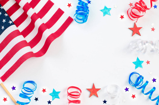 4 juli. Onafhankelijkheidsdag met Amerikaanse confetti, vlag en lint. viering, patriottisme en vakantie concept - Foto, afbeelding
