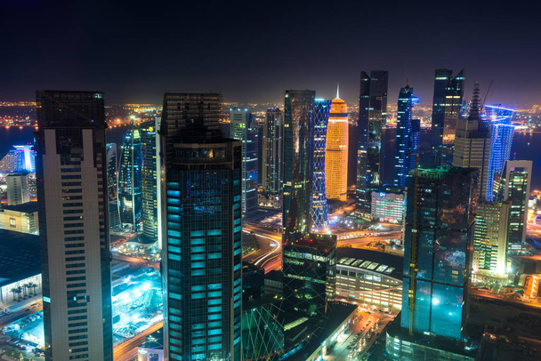 doha skyline in der Abenddämmerung, doha, qatar - Foto, Bild