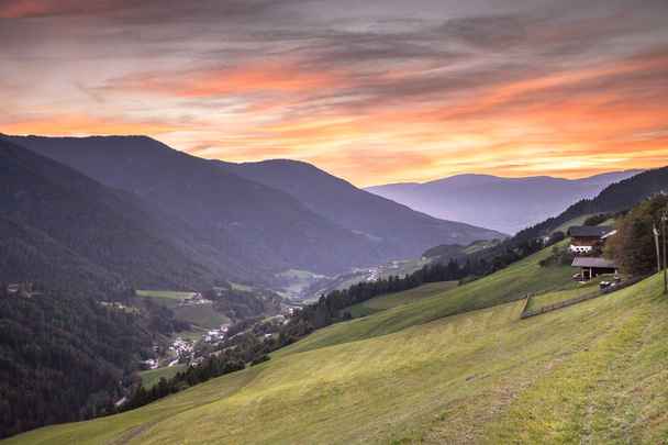 Pieni italialainen vuoristokaupunki St. Magdalena Val di Funes auringonlaskun aikaan - Valokuva, kuva