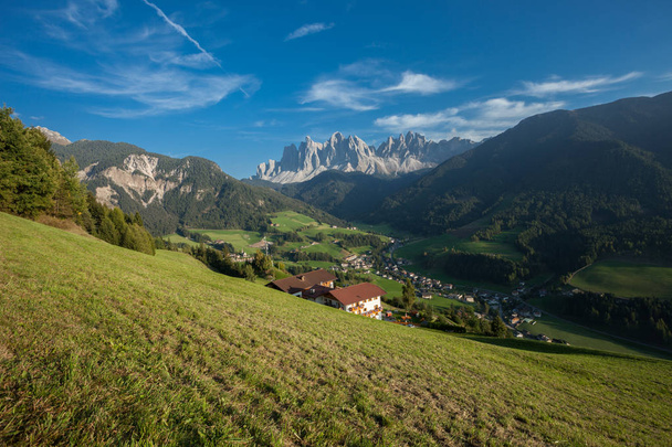 Pequeña ciudad italiana de montaña de Santa Magdalena en Val di Funes al atardecer - Foto, Imagen
