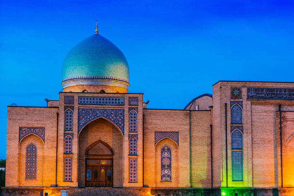 Place Khast Imam à Tachkent, Ouzbékistan
 - Photo, image