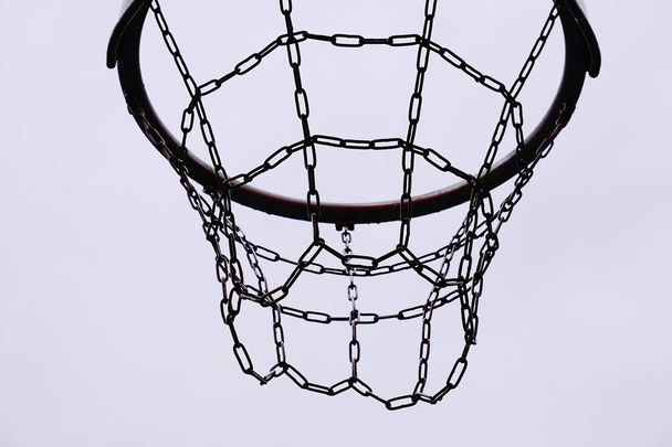                                aro deportivo de baloncesto con red metálica en la calle
 - Foto, imagen