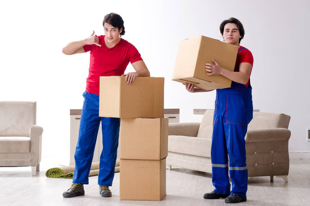 Deux jeunes employés contractuels déménageant leurs effets personnels - Photo, image