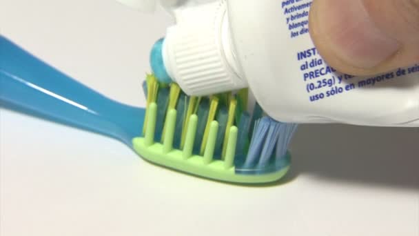 Servir le dentifrice sur la brosse à dents, servir le dentifrice sur la brosse à dents
 - Séquence, vidéo