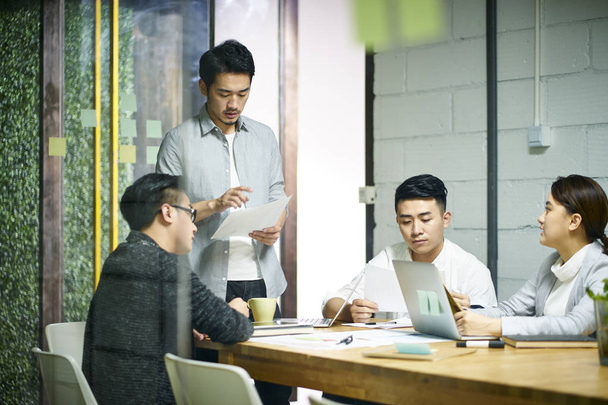 giovane asiatico business team persone riunione in ufficio
 - Foto, immagini