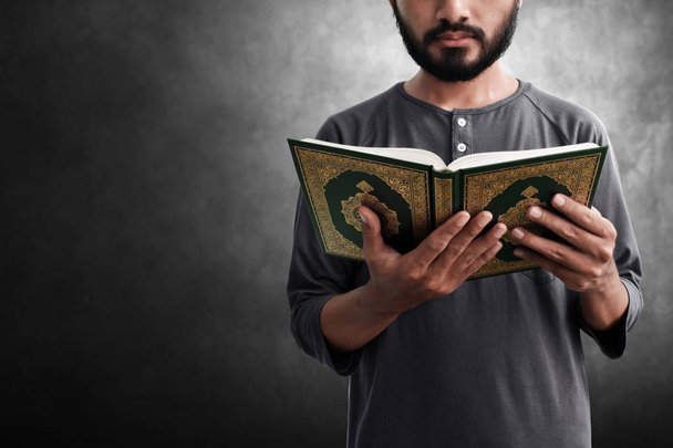Muslim man reading holy quran - Fotoğraf, Görsel