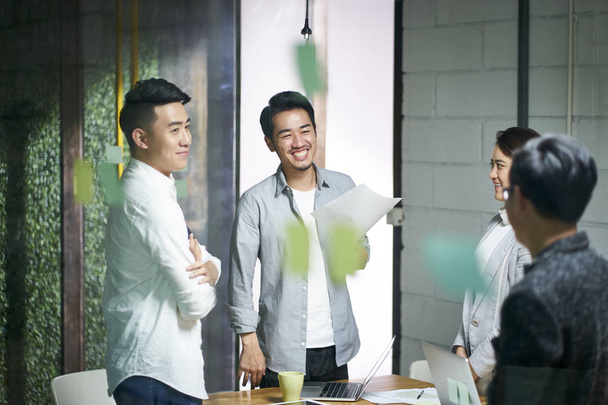 молодые азиатские бизнесмены встречаются в офисе
 - Фото, изображение