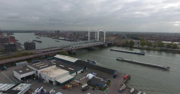 Vista aérea do barco que navega no rio, zona portuária industrial em torno da ponte ferroviária, Dordrecht, Países Baixos
 - Filmagem, Vídeo