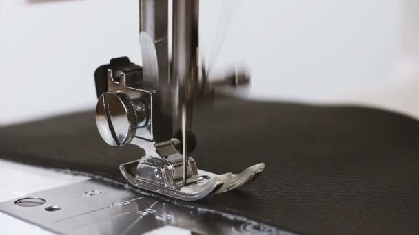 Movimiento lento de la aguja con hilo de costura máquina de coser tela de cuero para textiles y ropa. Cierre del proceso de trabajo de la máquina de coser en el taller. Industria textil, manufactura y moda
 - Imágenes, Vídeo