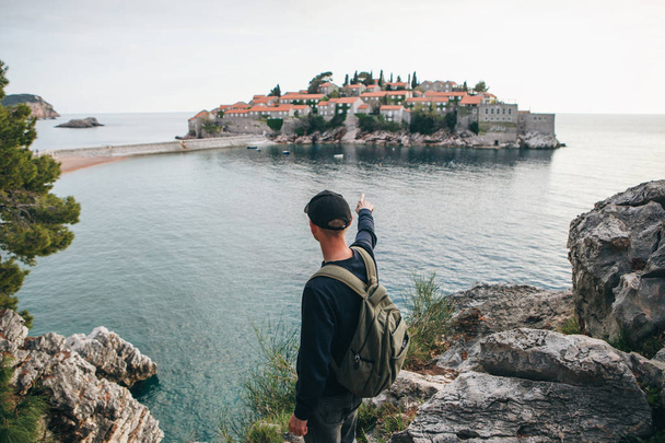 Tourist with a backpack near the sea - Fotografie, Obrázek