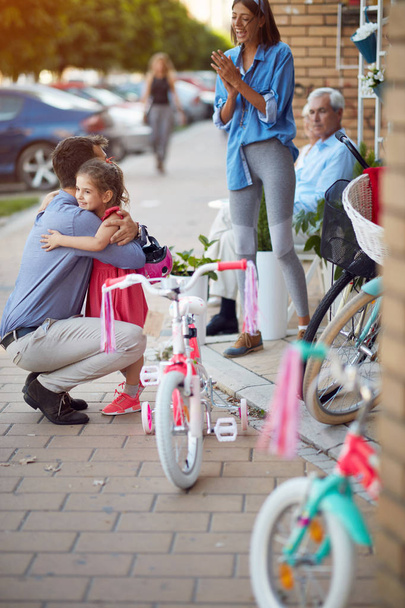 Πουλώντας ποδήλατο-ευτυχισμένο κορίτσι έχουν ένα νέο ποδήλατο - Φωτογραφία, εικόνα