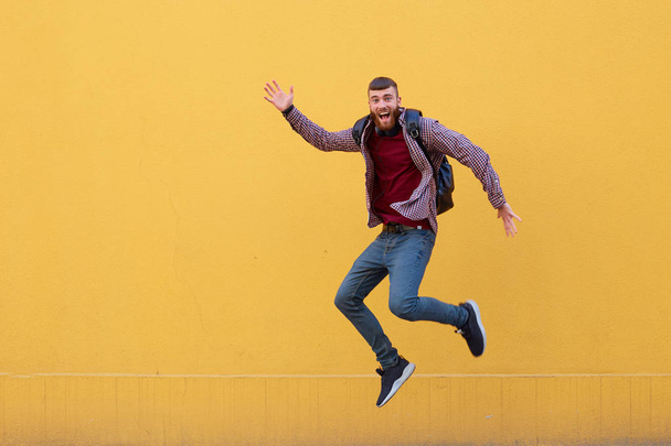 Onnellinen nuori houkutteleva inkivääri parrakas mies hyppää ja heiluttaa hänen
 - Valokuva, kuva