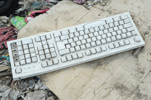 toetsenbord van de computer van de rommel op het veld - Foto, afbeelding