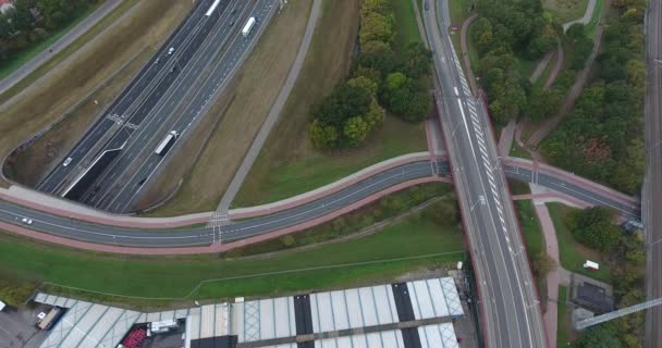 Повітряна думка доріг, промислова зона в Дордрехт, Нідерланди, осінній хмарний сезон - Кадри, відео
