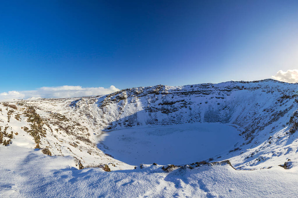 Vista panorâmica do Vulcão Kerid Islândia com neve e gelo
 - Foto, Imagem