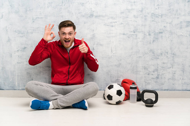 Rotschopf-Sportler zeigt Ok-Zeichen und Daumen-hoch-Geste - Foto, Bild