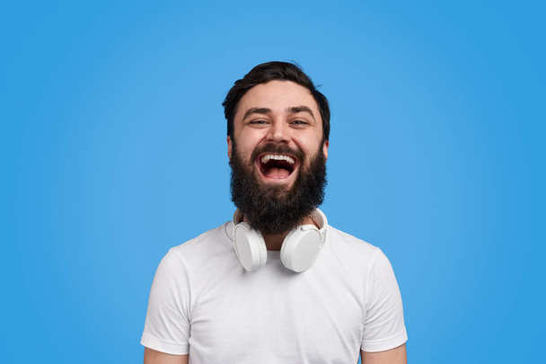 Bearded guy laughing at camera - 写真・画像