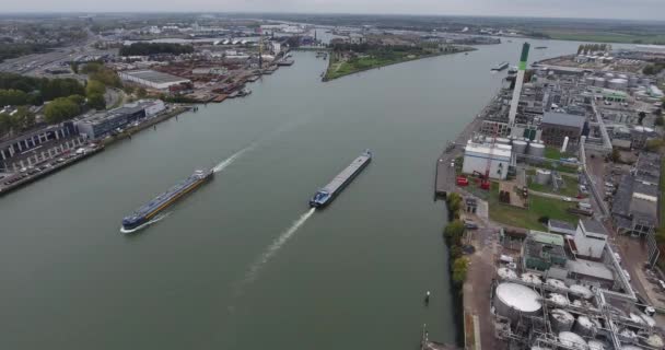 Vista aérea superior do barco que navega no rio, localizado no porto da cidade de Dordrecht da Holanda
 - Filmagem, Vídeo