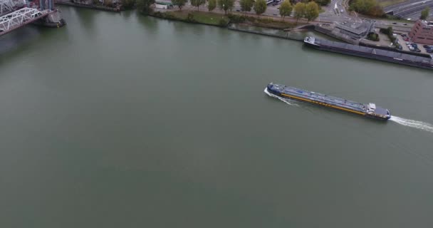 Top aerial widok łodzi żeglarstwa na rzece, znajduje się w porcie miasta Dordrecht z Holandii - Materiał filmowy, wideo