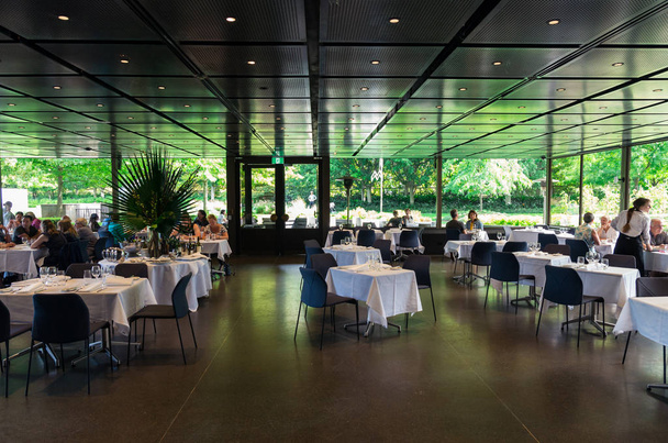 Restauracja ogrodowa w Galerii Narodowej Victorii w Melbourne. - Zdjęcie, obraz