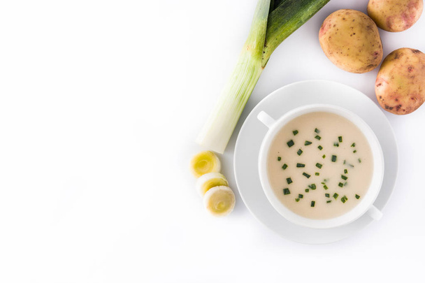 Französisch vichyssoise Suppe in Schüssel und Zutaten isoliert auf weißem Hintergrund. Ansicht von oben. Kopierraum - Foto, Bild