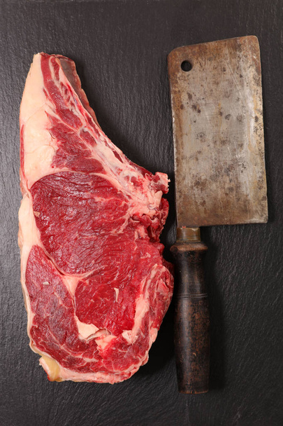 raw beef and knife - Foto, Bild