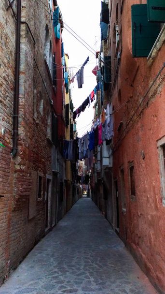Autentický dům a barvité mytí v postranních uličkách benátské - Fotografie, Obrázek