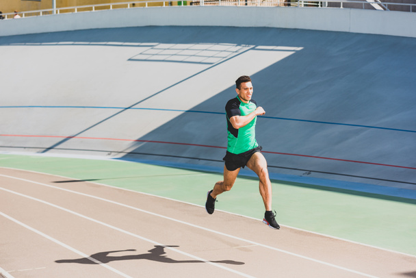 teljes hosszúságú kilátás vegyes verseny sportolója fut a stadionban - Fotó, kép