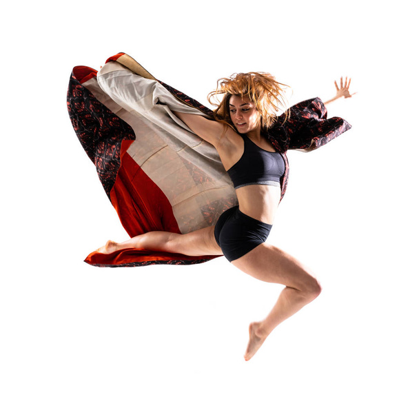 Menina de dança jovem com salto quimono
 - Foto, Imagem