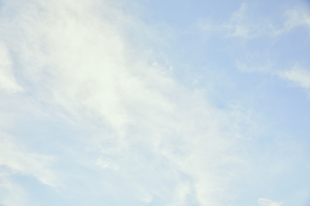 Мирное светло-голубое небо с белыми облаками и копировальным пространством
 - Фото, изображение