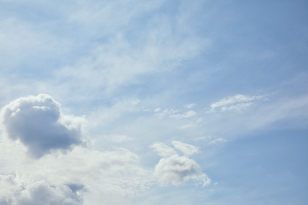 helle weiße Wolken am friedlichen blauen Himmel mit Kopierraum - Foto, Bild
