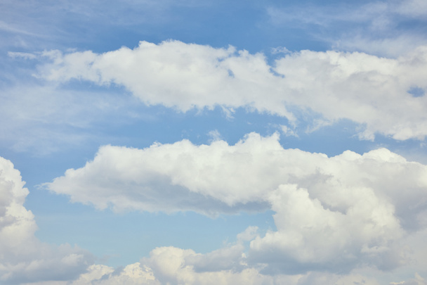 friedlicher Himmel mit weißen Wolken und Kopierraum - Foto, Bild