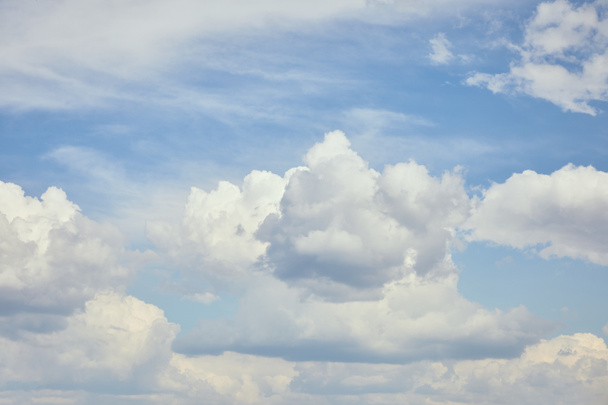 friedliche Wolkenlandschaft mit weißen Wolken am blauen Himmel  - Foto, Bild