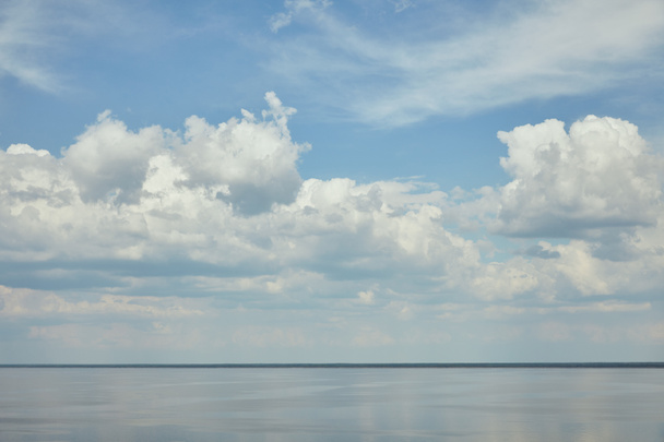Τοπίο με γαλάζιο ουρανό και ποτάμι - Φωτογραφία, εικόνα